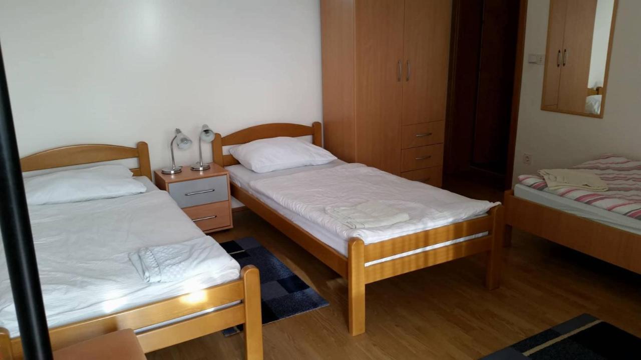 Hotel Prenociste Dzinic Zupanja Zewnętrze zdjęcie