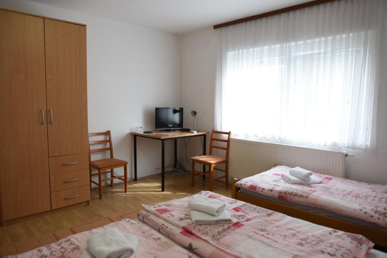 Hotel Prenociste Dzinic Zupanja Zewnętrze zdjęcie