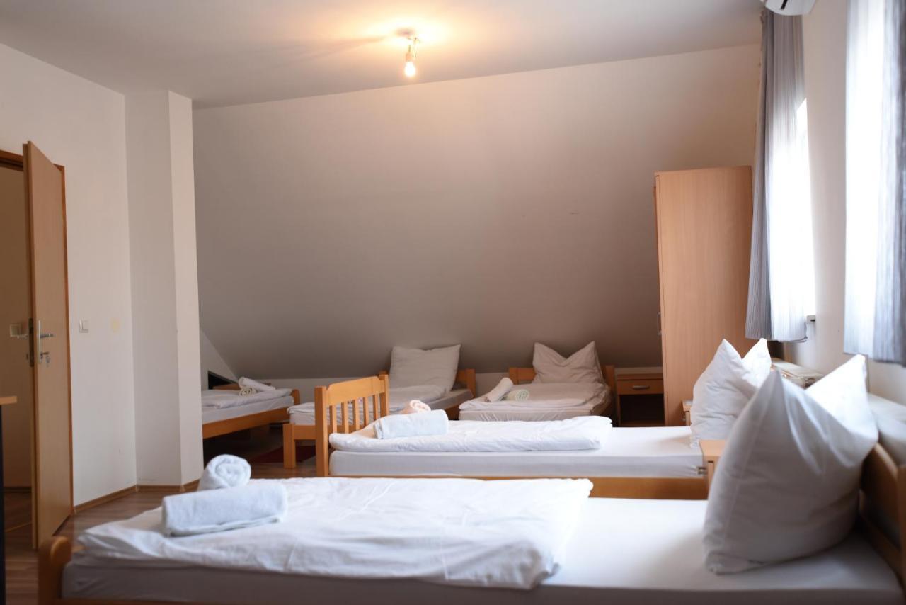 Hotel Prenociste Dzinic Zupanja Zewnętrze zdjęcie