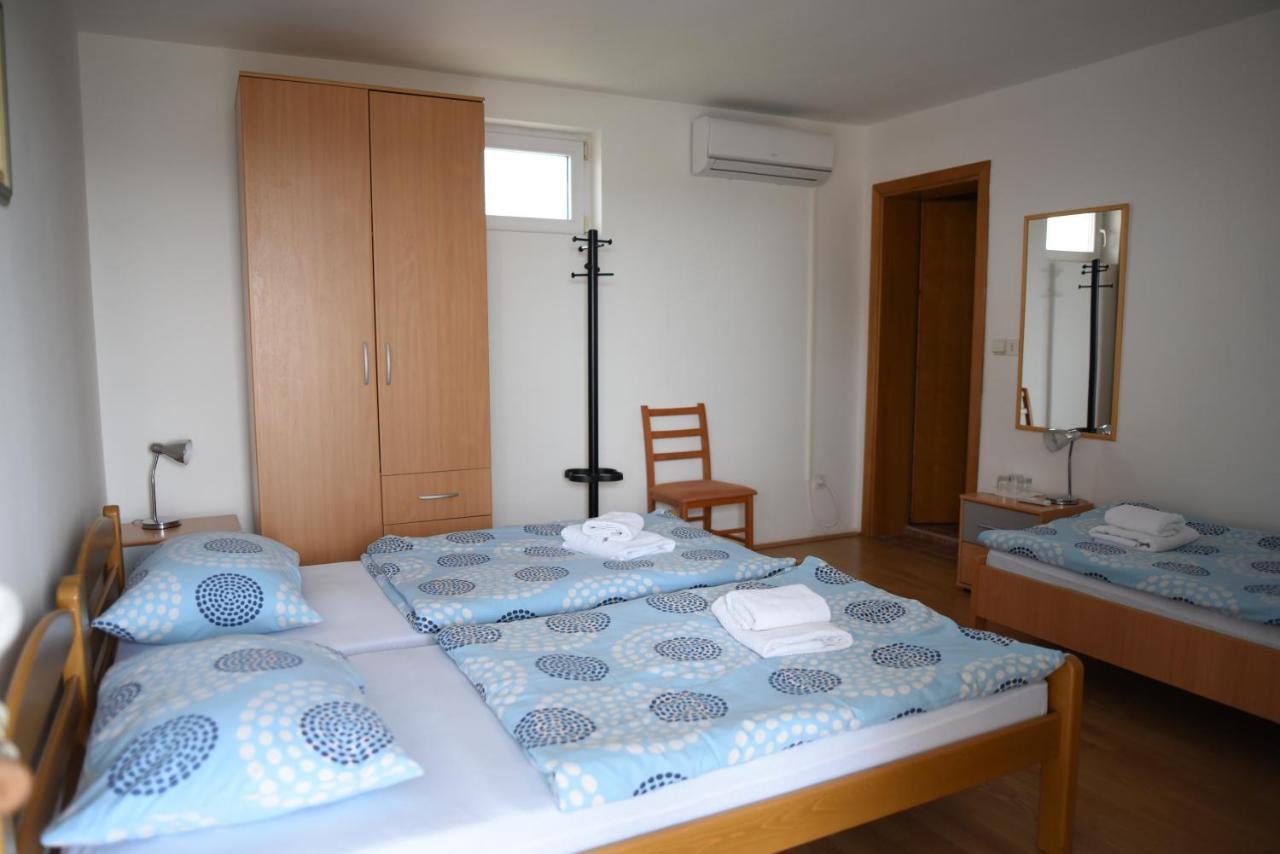 Hotel Prenociste Dzinic Zupanja Zewnętrze zdjęcie